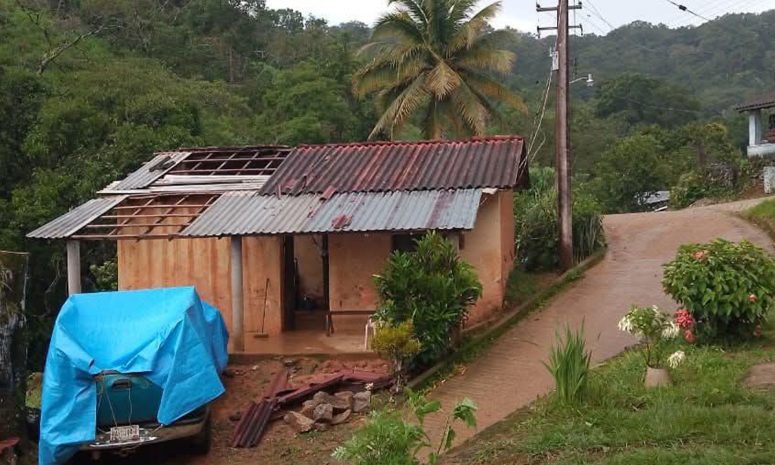 Vuelan techos por fuertes lluvias y vientos en la sierra de Atoyac