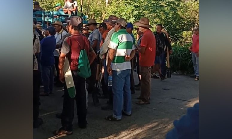 Bloquean carretera y toman relleno sanitario en Paso Texca, Acapulco