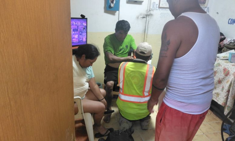 Otro accidente en playa de Acapulco; impacta moto a 2 turistas en Caleta