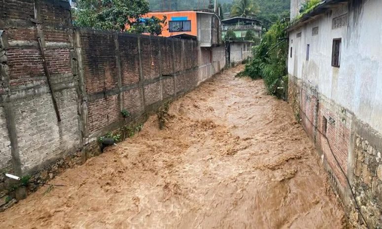Desborda intensa lluvia por Ivo arroyo en Atoyac y provoca inundaciones