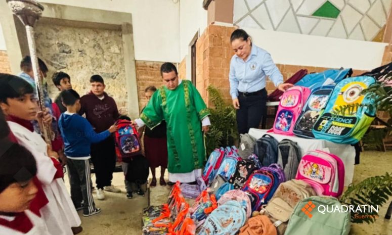 Bendice sarcerdote mochilas y útiles por ciclo escolar en Chilpancingo