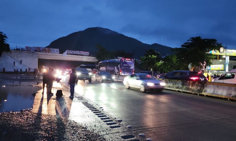 Tras 10 horas liberan la Autopista pobladores de sierra de Chilpancingo