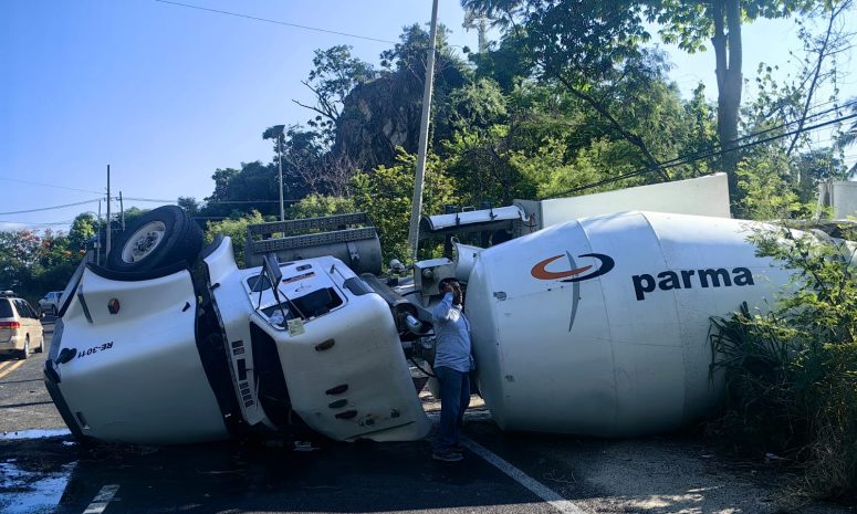 Vuelca revolvedora en la Acapulco-Zihuatanejo y hay un herido grave