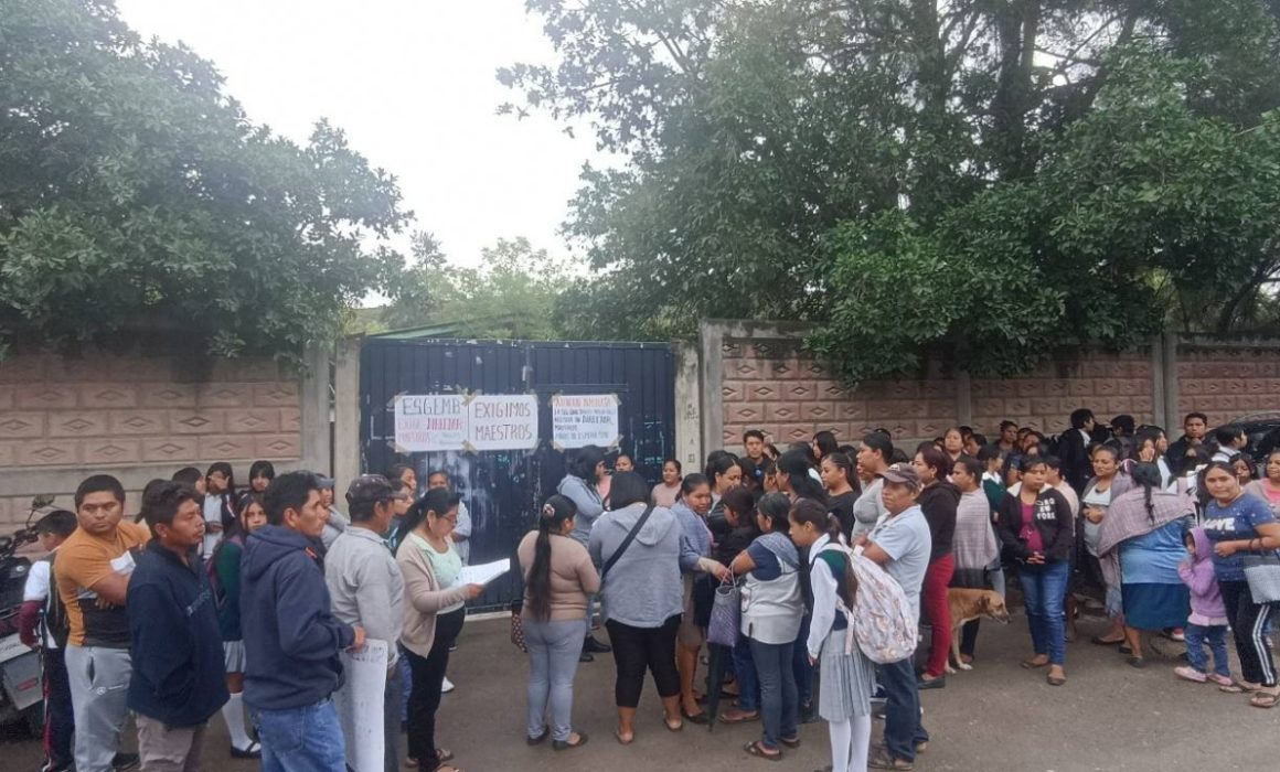 Cierran padres escuela en Tixtla por falta de director y 2 maestros