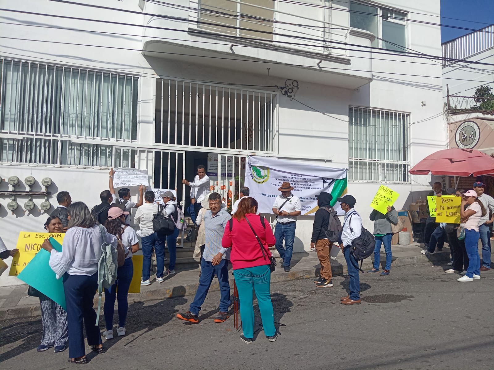 Toman maestros del SITEM oficinas de la SEG en Chilpancingo - Quadratín ...