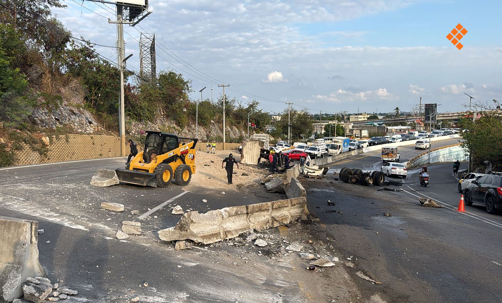 Se queda sin frenos y vuelca camión de volteo en Acapulco; 2 lesionados ...