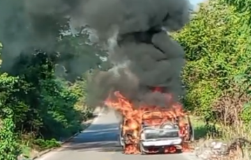 Camioneta arde en llamas en la carretera en Tecpan - Quadratín Guerrero