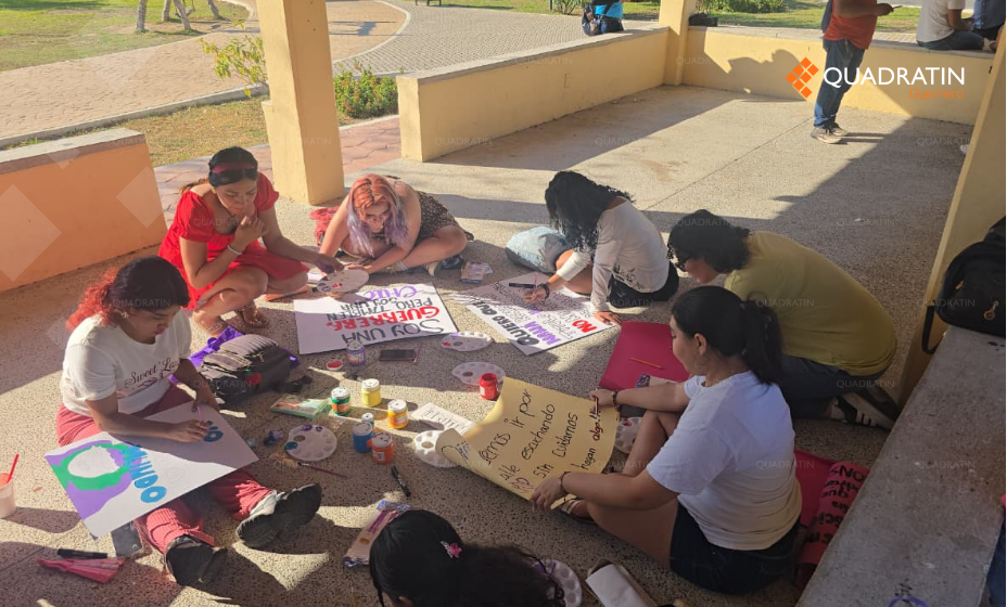 Se preparan mujeres para la marcha del 8M en Acapulco - Quadratín Guerrero