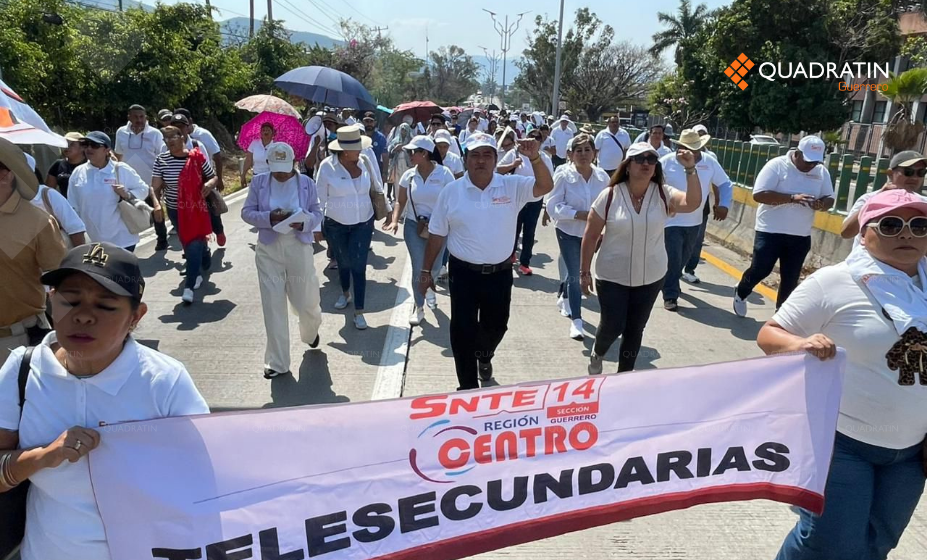Marchan 500 maestros del SNTE por la Autopista en Chilpancingo