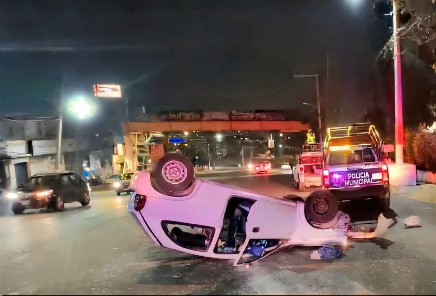Pierde el control de su auto y vuelca en la Garita de Acapulco ...