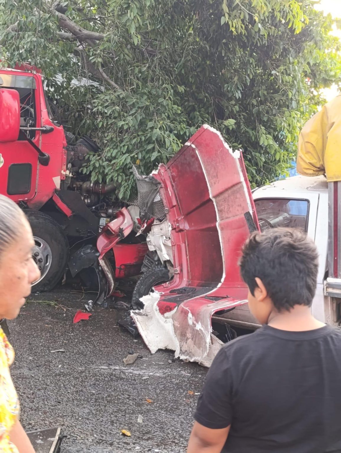 Camión de carga se queda sin frenos y choca contra 10 carros en ...