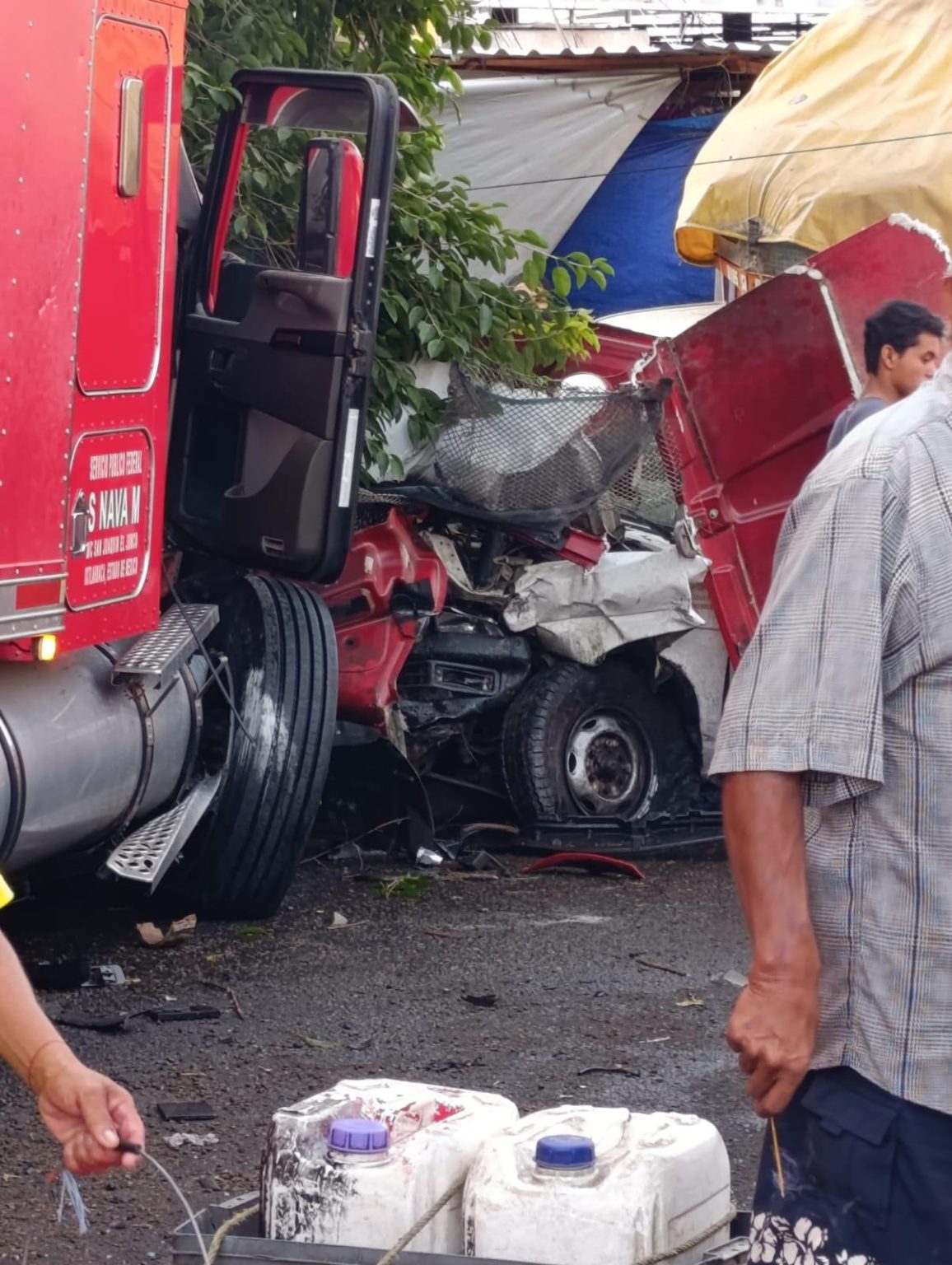 Camión de carga se queda sin frenos y choca contra 10 carros en Acapulco