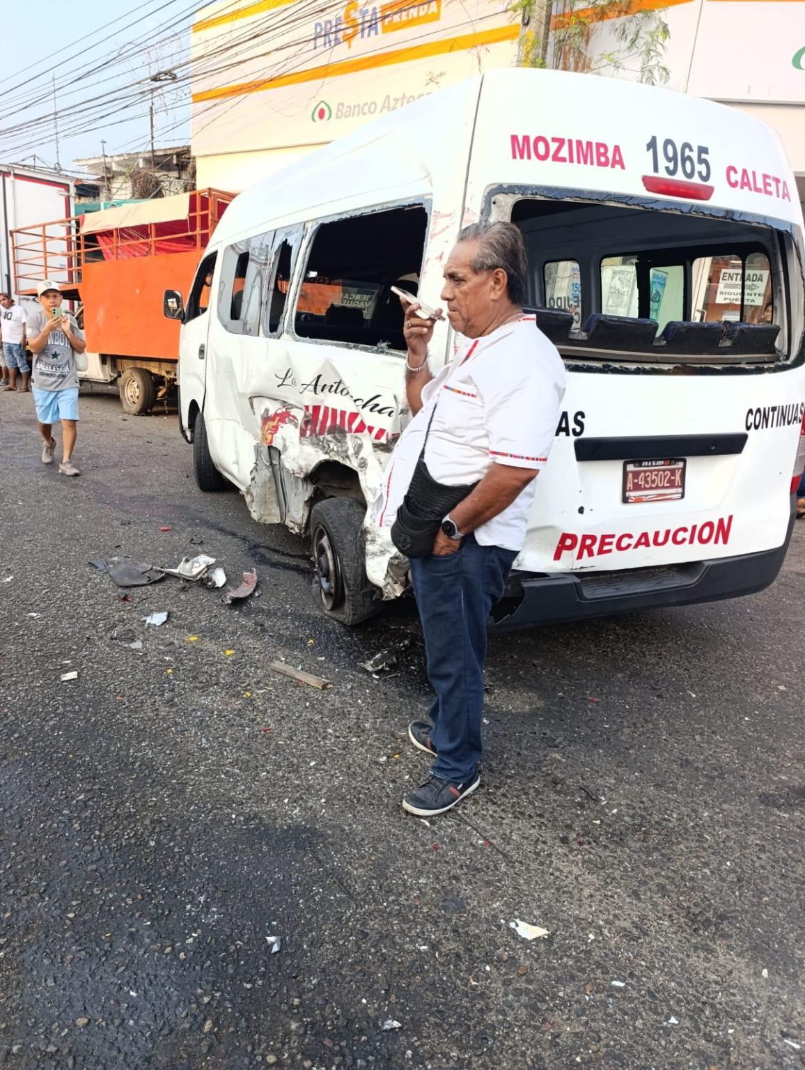 Camión de carga se queda sin frenos y choca contra 10 carros en Acapulco