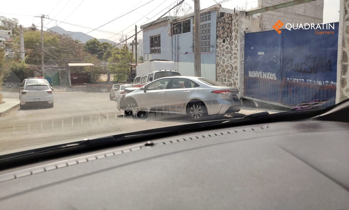 Choca automovilista contra poste de luz en Acapulco - Quadratín Guerrero