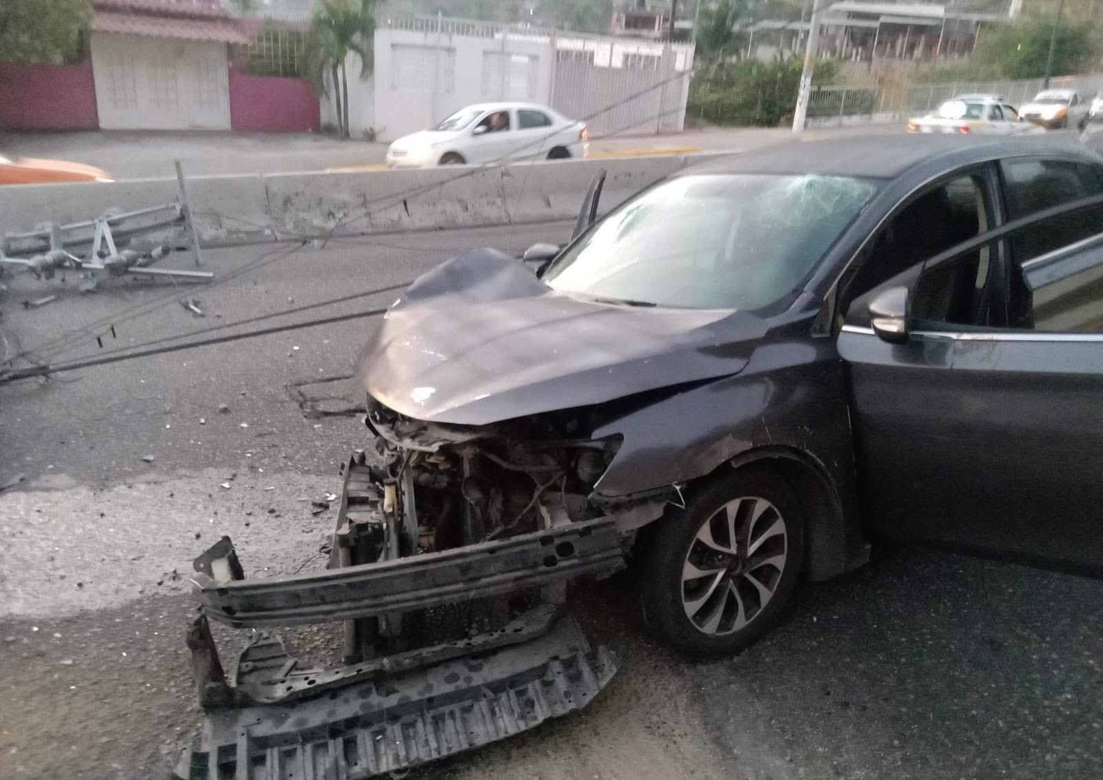 Choca contra un poste caído y huye en Acapulco - Quadratín Guerrero