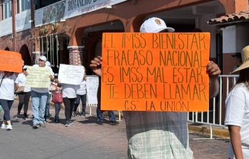 Zihuatanejo: protestan empleados de salud en desfile del Día del Trabajo