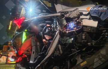 Queda prensado tras chocar contra tráiler en la Autopista del Sol