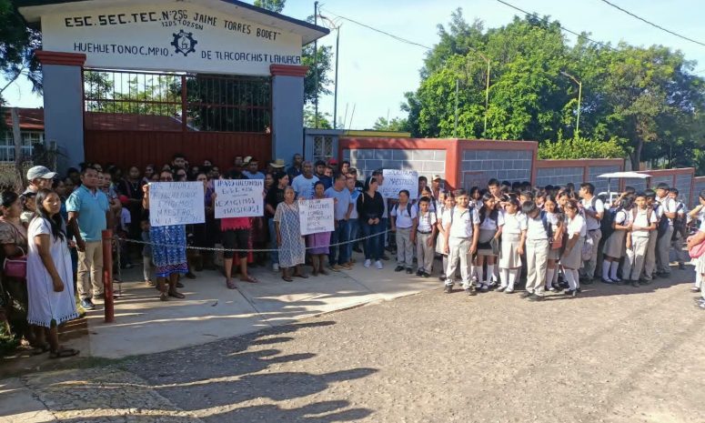 Paran labores escuelas secundarias de Guerrero para denunciar adeudos