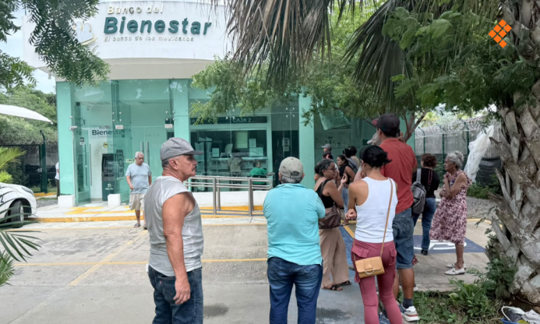 Falla de cajero del Bienestar impide cobrar pensión a ancianos en Zihuatanejo