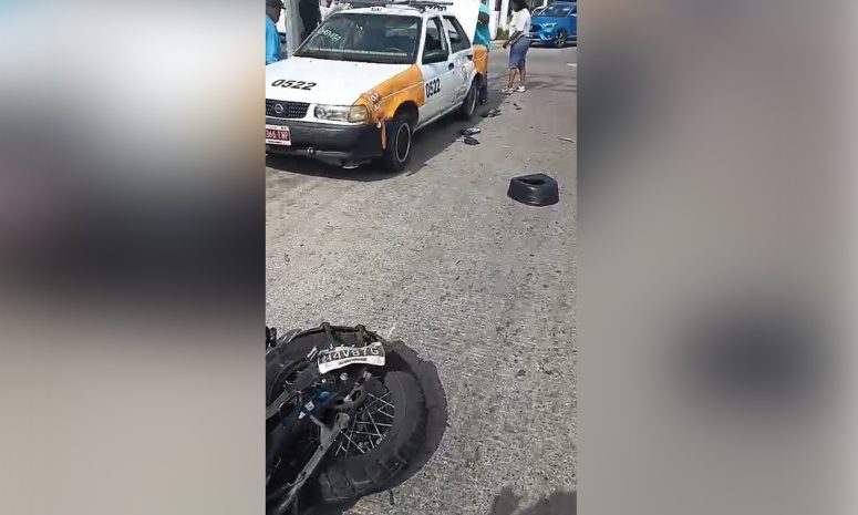 Deja fuerte choque de taxi y moto a pareja lesionada en Acapulco