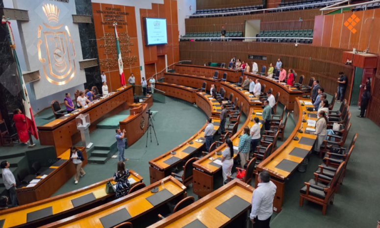 Guarda Congreso minuto de silencio en memoria de Beatriz González Hurtado