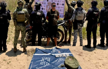 Detienen con 26 dosis de cristal y 4 bolsitas de marihuana en Atoyac