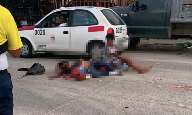 Atropella camión recolector de basura a 2 en moto en Acapulco; un muerto