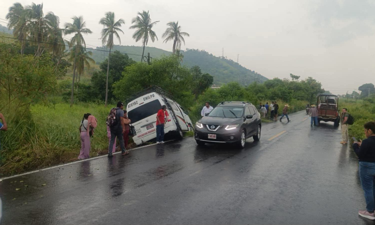Lluvia por huracán Polo provoca accidente de Urvan en Coyuca de Benítez