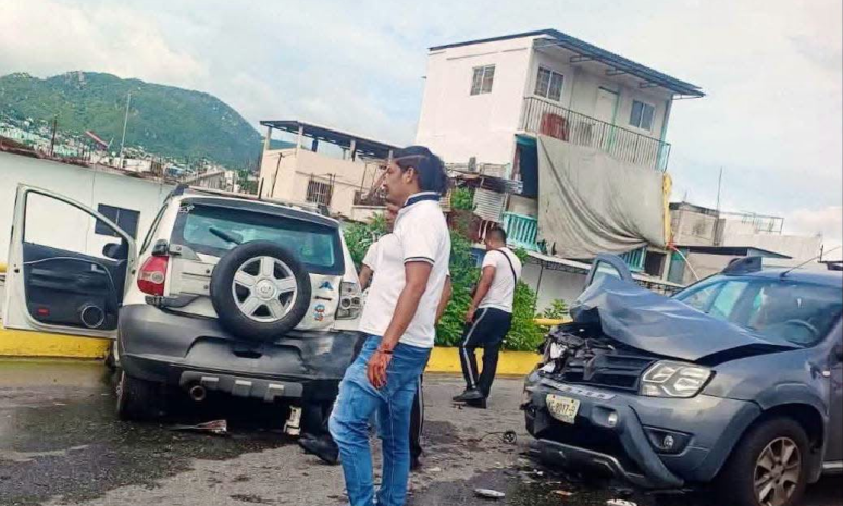 Aparatoso accidente deja 3 lesionados en Acapulco