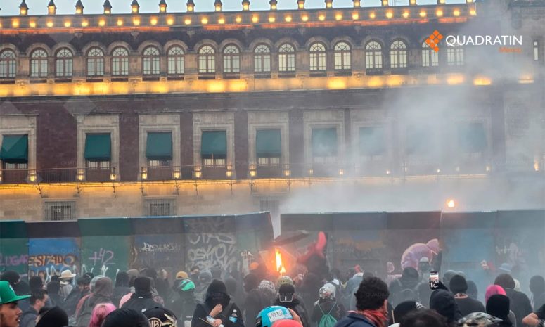 Lanzan cohetones durante 2 de octubre en Zócalo de CDMX