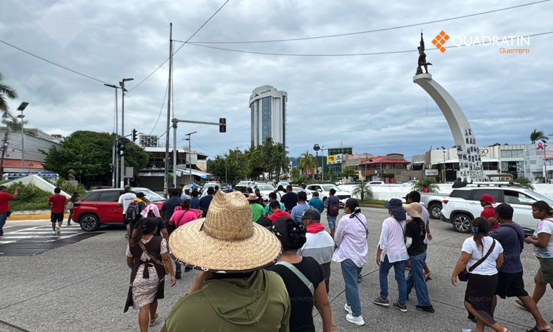 Bloquean la Costera de Acapulco por la desaparición de un adolescente