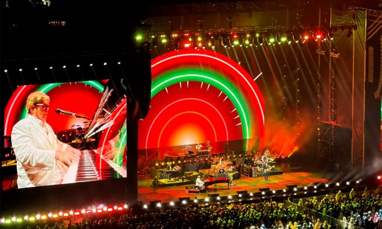 Hace Elton John eco de 14 años en su última nota en México
