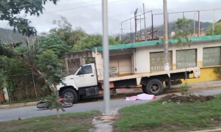 Muere motociclista tras chocar contra camión de carga en Acapulco