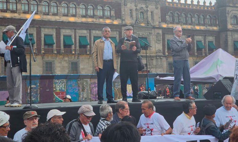 Luchan por el 2 de octubre y los 43 de Ayotzinapa en el Zócalo de CDMX