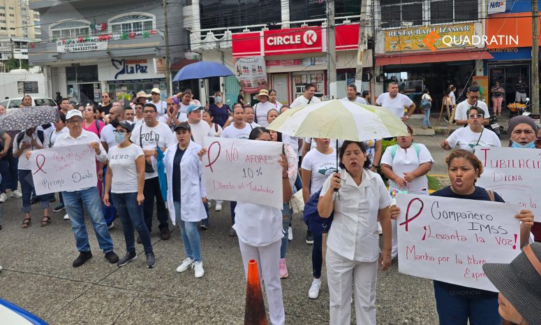 Marchan sindicalizados del IMSS en Acapulco; exigen mejoras salariales