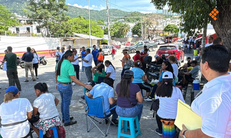 Toman maestros de secundarias técnicas oficinas de la SEG en Acapulco