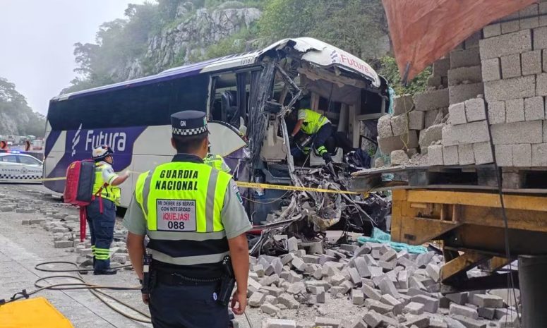 Fuerte choque de autobús de pasajeros contra tractocamión en la Autopista