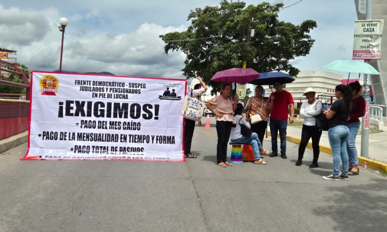 Bloquean maestros jubilados para exigir pago atrasado en Chilpancingo