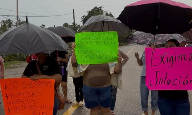 Bloquean la carretera para exigir maestros en pueblo de Petatlán