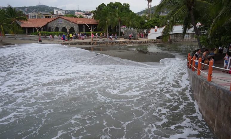 ¡Enormes olas cubren el Centro de Zihuatanejo!