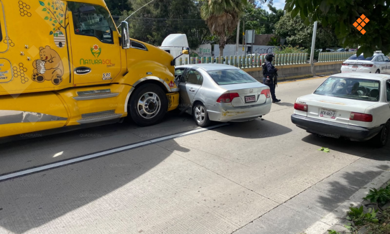 Chocan tráiler, auto y camioneta en Chilpancingo