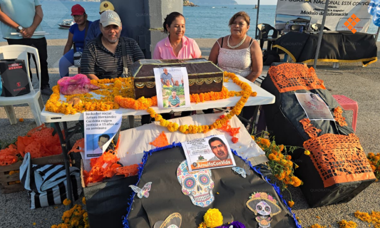 Ofrenda en Acapulco clama justicia para luchadores sociales asesinados  