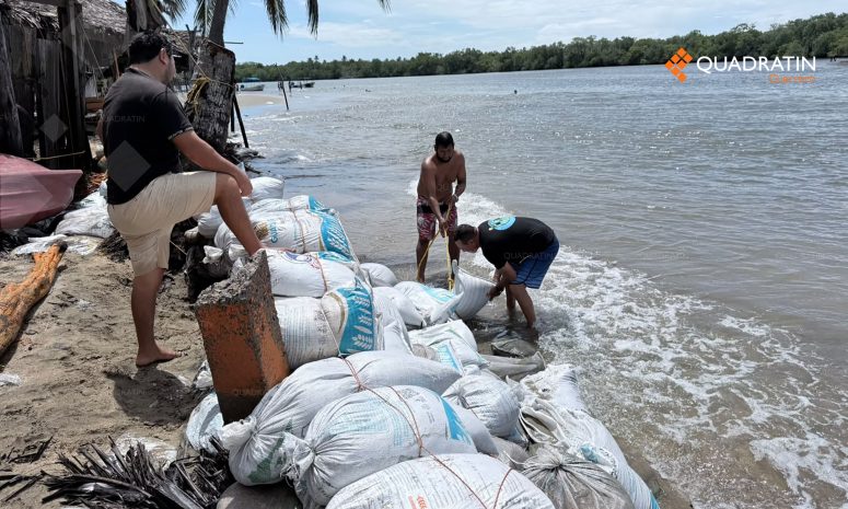 Fuertes lluvias acabaron con las playas de Barra de Potosí en Petatlán