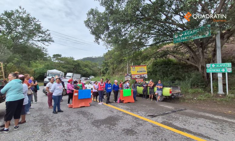 Bloquean por falta de luz desde hace 5 días en pueblo de Chilpancingo