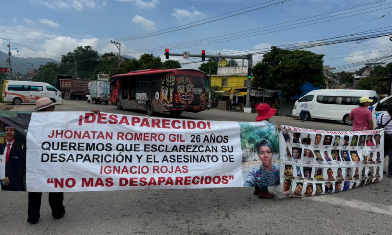 Bloquean colectivos de desaparecidos la principal entrada de Acapulco