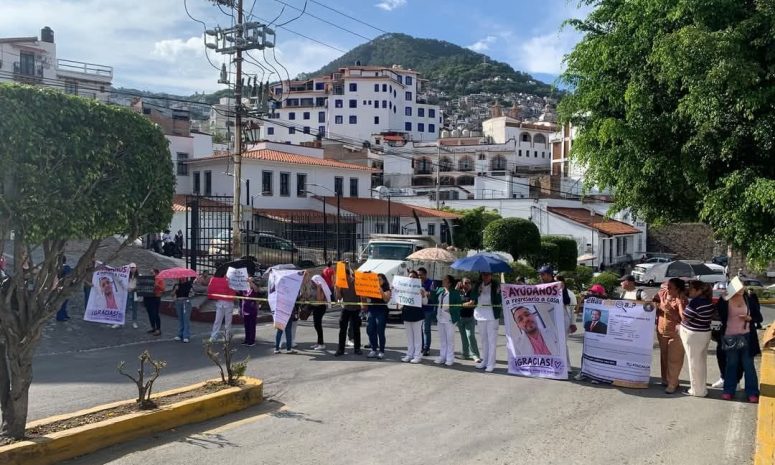 Bloquean afuera del hospital IMSS de Taxco por un médico desaparecido