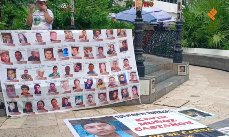Colocan fotografías de personas desaparecidas en el Zócalo de Acapulco