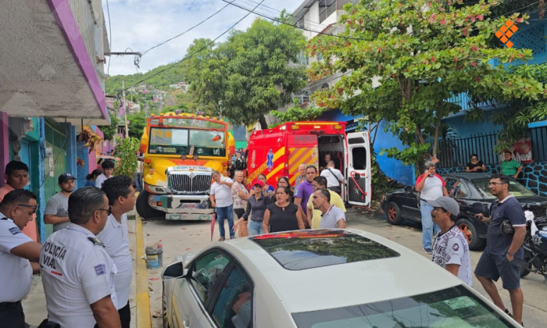 Camión sin frenos que iba a un sepelio choca 3 autos en Acapulco