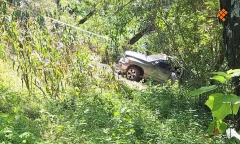 Mueren 3 hombres al caer a barranco a bordo de una camioneta en Chilapa