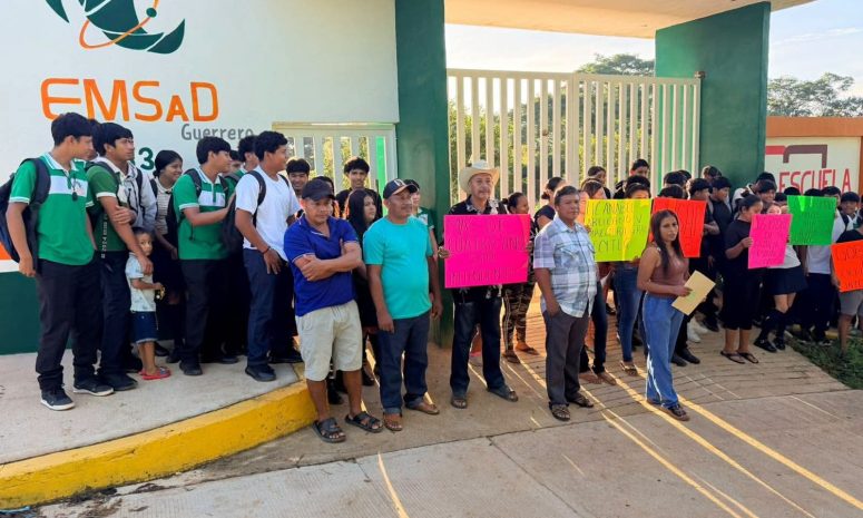 Cierran escuela en Tecoanapa para exigir un intendente